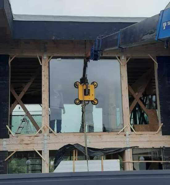 Монтаж стеклопакета вакуумной присоской и манипулятором