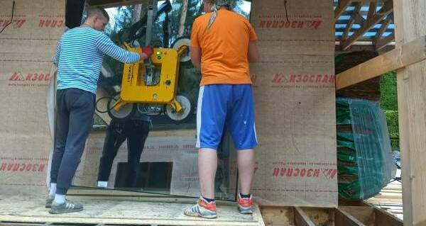 Монтаж стеклопакета манипулятором и вакуумной присоской