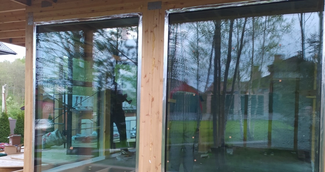 Панорамные окна в бане из клееного бруса