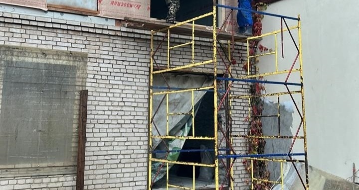 Подъем стеклопакета вакуумным захватом